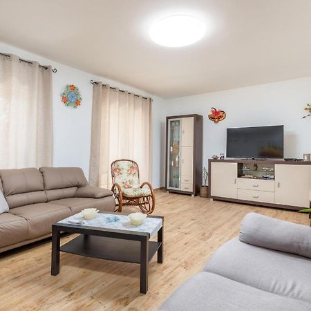 Awesome Home In Fazana With Kitchen Kültér fotó